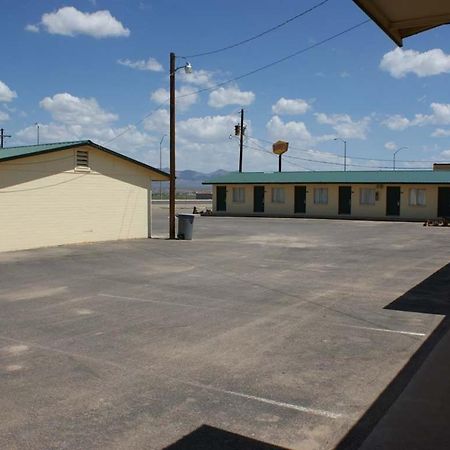 Hwy Express Inn And Suites Thatcher Exterior photo