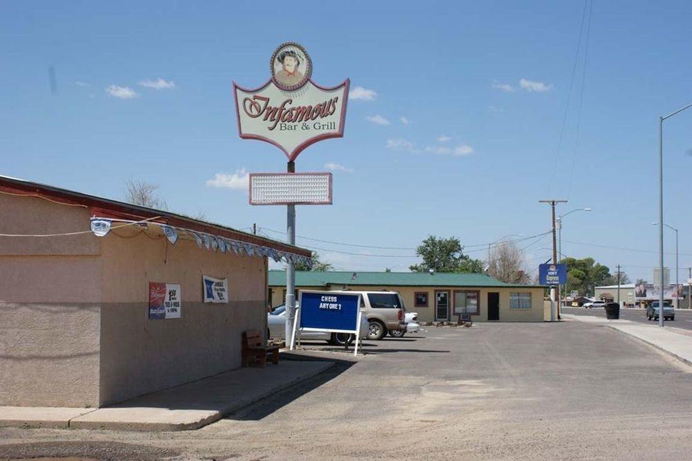 Hwy Express Inn And Suites Thatcher Exterior photo