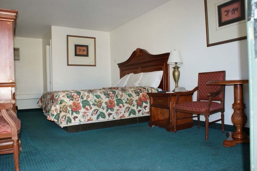 Hwy Express Inn And Suites Thatcher Room photo