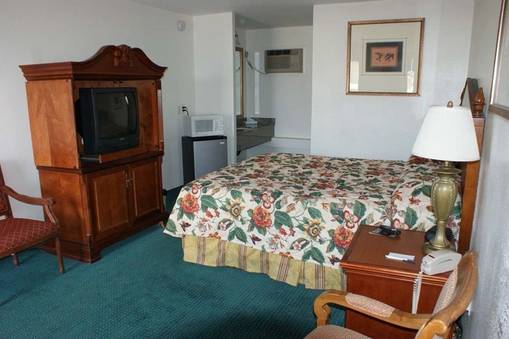 Hwy Express Inn And Suites Thatcher Room photo
