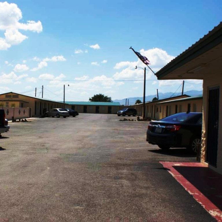 Hwy Express Inn And Suites Thatcher Exterior photo