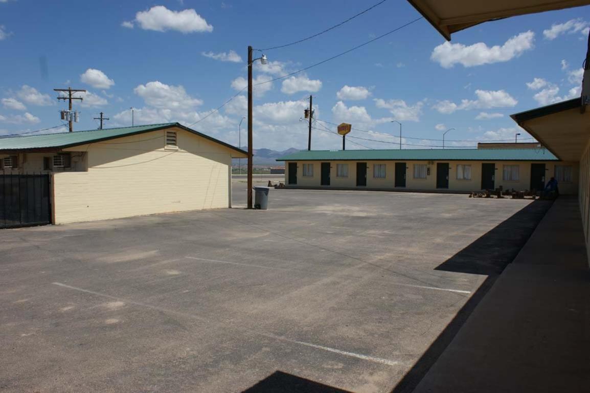 Hwy Express Inn And Suites Thatcher Exterior photo