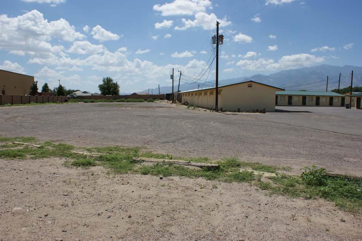 Hwy Express Inn And Suites Thatcher Exterior photo