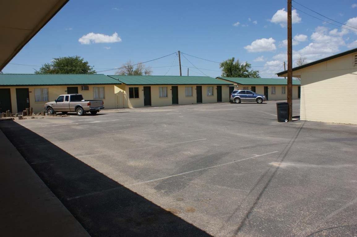 Hwy Express Inn And Suites Thatcher Exterior photo