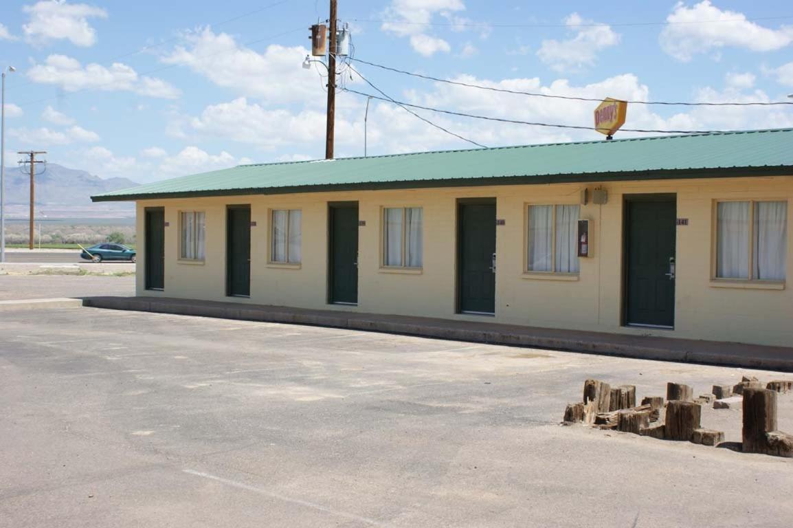 Hwy Express Inn And Suites Thatcher Exterior photo