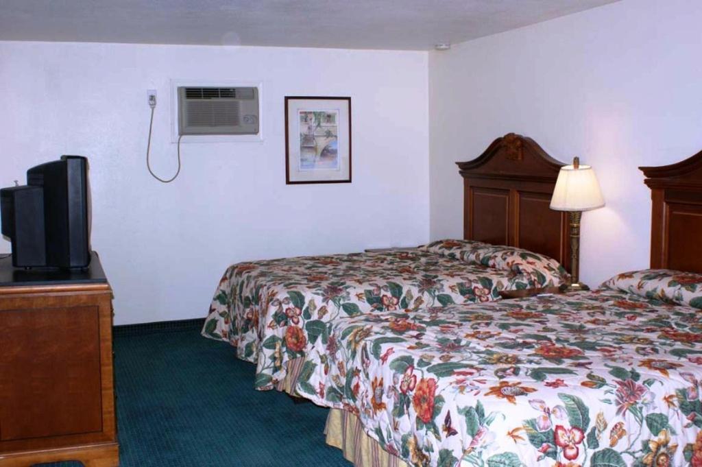 Hwy Express Inn And Suites Thatcher Exterior photo