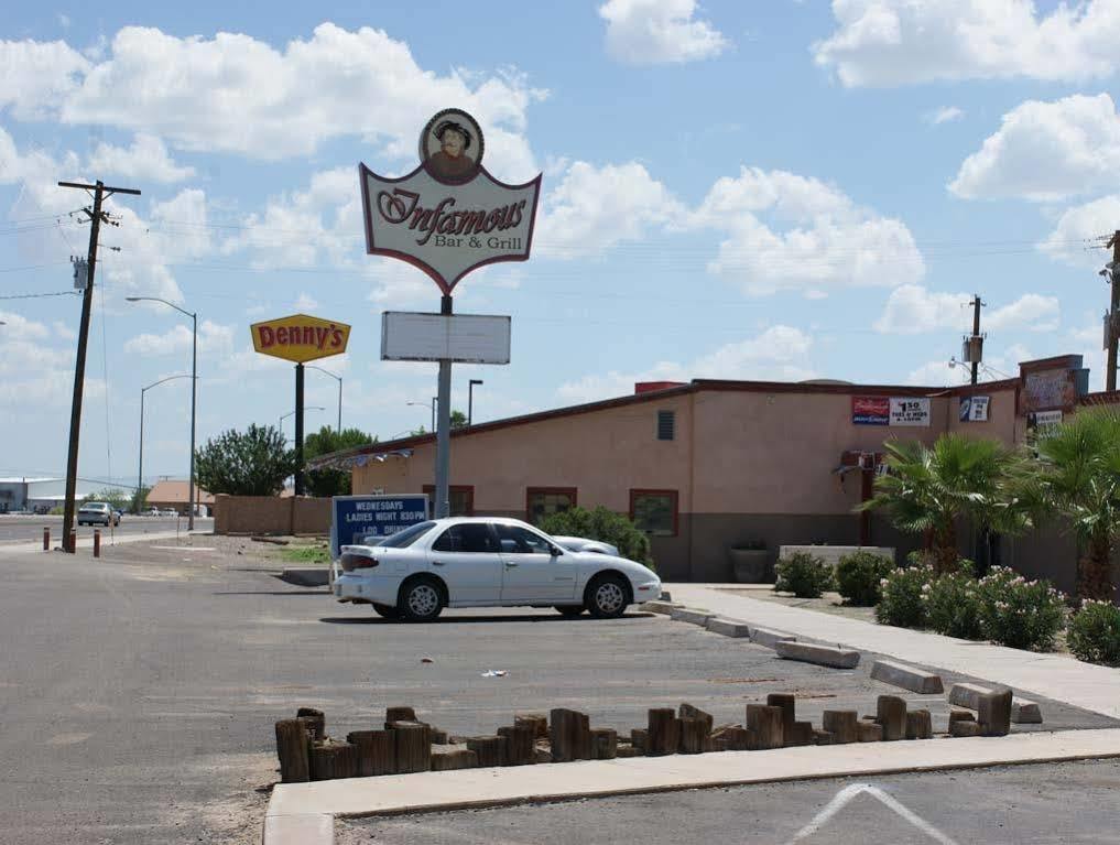 Hwy Express Inn And Suites Thatcher Exterior photo