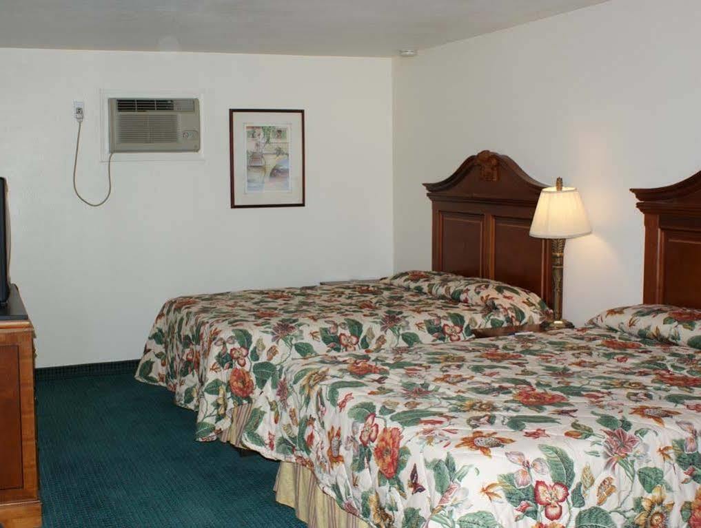 Hwy Express Inn And Suites Thatcher Exterior photo