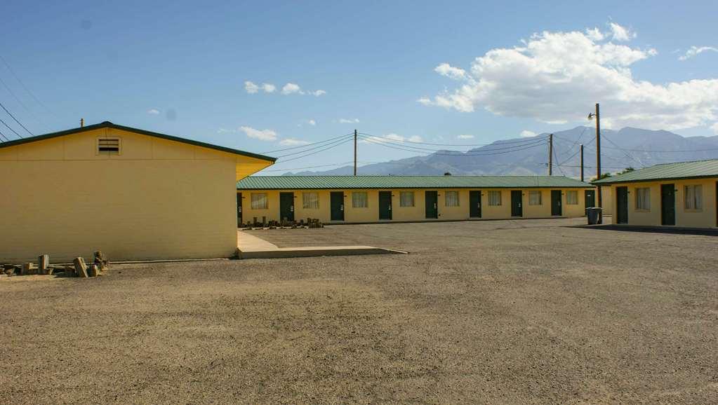 Hwy Express Inn And Suites Thatcher Exterior photo